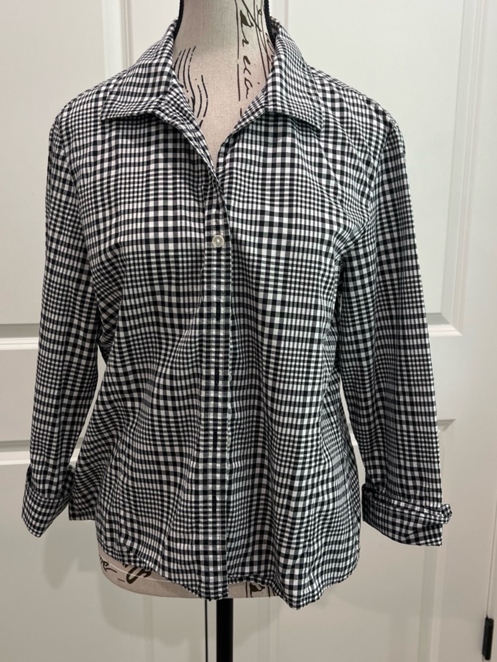 Jones New York Black and White Gingham Button-Down Shirt. Size large